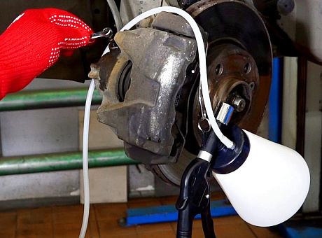 Замена тормозной жидкости